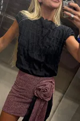 Blusa negra de acrílico y algodón con textura fruncida.