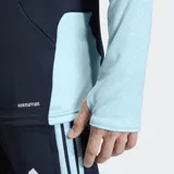 Buzo de entrenamiento Adidas Tiro Training Selección Argentina 26, color azul marino con detalles en celeste en mangas y hombros. Incluye cierre parcial en el cuello, logo de Adidas y escudo de la AFA en el pecho. Diseño con tecnología Formotion.