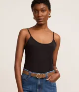 Musculosa básica azul marino de algodón peruano, con escote redondo y tirantes finos.