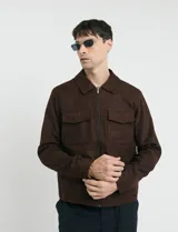 Campera Harrington de gamuza en color marrón, con cierre frontal, cuello clásico y bolsillos laterales con solapa.
