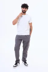 Pantalón cargo de gabardina en color gris, con bolsillos laterales amplios y cintura elástica. Confeccionado en una mezcla de algodón y elastano para mayor comodidad.
