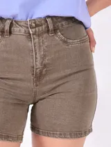 Short de jean color verde musgo, tiro alto, con cierre de botón y cremallera, y cinco bolsillos.