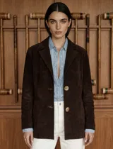 Blazer de gamuza color marrón chocolate, con solapas de muesca, cierre frontal de dos botones y bolsillos de parche delanteros.