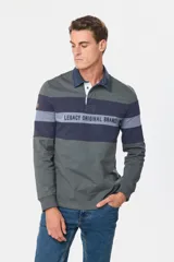 Remera polo de manga larga con cuello clásico de denim, diseño a rayas horizontales en azul marino, gris y blanco, y bordado con la leyenda "Legacy Original Brand".
