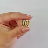 Par de aros dorados mini de plata 925, tipo argolla, con incrustaciones de piedras verdes y amarillas.