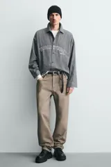 Zapato de vestir tipo derby, color negro, con parte superior lisa, horma redonda, suela con plataforma y piso track.