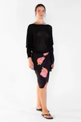 Sweater negro de punto con escote bote y mangas largas de corte holgado.