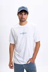Remera oversize blanca de manga corta con estampado frontal que dice "SOME KIND OF AUTHENTIC FLAVOR TOP.000".