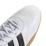 Championes Adidas Grand Court Lo blancos con las tres tiras negras y suela de goma color caramelo.