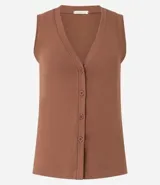 Blusa estilo chaleco, confeccionada en ribana negra, con abotonado delantero, sin mangas y con textura acanalada.