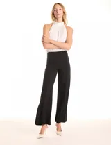 Pantalón palazzo negro de tiro alto, confeccionado en tejido elastizado. Presenta una cintura lisa y costuras verticales pronunciadas a lo largo de cada pierna. El corte es amplio desde la cadera hasta el ruedo, con una caída elegante y fluida.