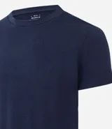 Remera de corte muscle, manga corta y cuello redondo, confeccionada en tejido de media malla. Diseño liso sin estampados.