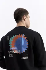 Buzo de cuello redondo con estampado artístico en la espalda que incluye la frase 'Invisible Rise' y el logo de la marca Mistral. Presenta puños y ruedo acanalados.