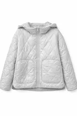 Campera negra con diseño acolchado de rombos, cierre frontal, capucha y bolsillos laterales.