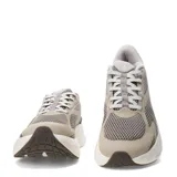 Championes Puma modelo Maxstride Lite Ls Sliptech, de color beige con suela blanca y detalles en marrón. Cuentan con capellada de malla transpirable, entresuela PUMALITE y suela ProTread.