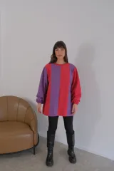 Buzo de viscosa con diseño a rayas verticales rojas y beige, mangas largas abullonadas con puños elastizados.