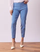 Pantalón recto color verde esmeralda de gabardina elastizada, marca Zac & Rachel. Pretina ancha con faja interna modeladora. Delantera con bolsillos simulados. Trasera con bolsillos ojal.