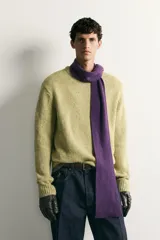 Jersey relaxed fit tejido en hilatura de algodón de color verde, con cuello redondo, manga larga y acabados en rib.