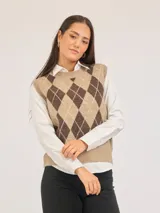 Chaleco de punto con diseño de rombos en tonos beige y marrón, con cuello redondo y terminaciones acanaladas.