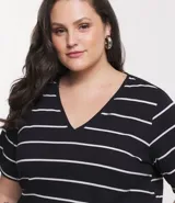 Blusa de algodón rayada en blanco y negro, con cuello en V y mangas cortas.