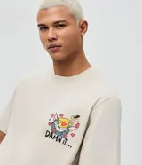 Remera de algodón color beige con cuello redondo y mangas cortas, con estampa en la espalda del personaje Tom de Tom y Jerry junto con la frase "I've been thinking about you" y corazones.
