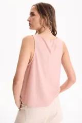 Blusa de lino negra, sin mangas y con escote redondo, de corte recto y holgado.