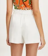 Short blanco de lino y viscosa, con cintura fruncida, bolsillos laterales y lazo ajustable.