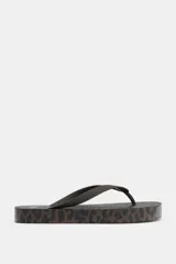 Sandalia plana tipo ojota con plataforma baja, estampado animal print de leopardo en tonos marrones y tiras finas marrones para el dedo.
