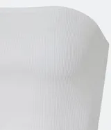 Top corto (cropped) sin breteles, de color rojo, con textura acanalada vertical.