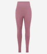 Calza deportiva larga de poliamida texturizada color negro, de cintura alta y sin costuras.