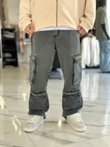 Pantalón de jean estilo cargo, color azul, de corte ancho y holgado, con múltiples bolsillos laterales en muslos y pantorrillas.