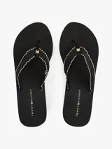 Ojotas negras con plataforma de cuña, tiras de tejido con ribete blanco y logo TH dorado en la tira del dedo.