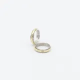 Par de alianzas de diseño clásico, combinadas en plata y oro 9k, con acabado pulido.