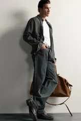 Camisa de hombre regular fit confeccionada en tejido fluido de viscosa gris, con cuello solapa, manga larga con puño abotonado y cierre frontal con botones.