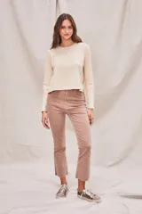 Remera de manga larga color terracota, con textura acanalada y cuello redondo.