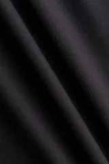 Body de manga corta en microfibra suave de color gris oscuro, con escote redondo, botones a presión ocultos en la entrepierna y corte alto en la parte trasera.
