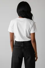 Remera de algodón con cuello redondo a la base y mangas cortas. Presenta un diseño holgado con estampado frontal en forma de estrella que incluye la frase The Rockstar.