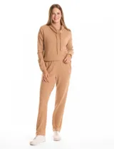 Pantalón tipo jogger de tejido suave, color tostado, con cintura elástica y corte recto.