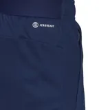 Short deportivo Adidas de color azul marino, con cintura elástica y bolsillos delanteros con cremallera. Presenta un gran logo de Adidas estampado en color blanco en la parte inferior de la pierna izquierda.