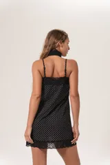 Vestido corto negro con lunares blancos, breteles finos regulables, escote recto con puntilla y terminación con puntilla. Cierre lateral invisible.