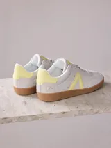 Championes urbanos de mujer color negro con detalles en rosa y suela marrón.