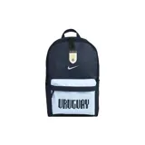 Mochila Nike AUF Heritage de color azul marino, con bolsillo frontal en celeste claro que incluye la inscripción 'Uruguay'. Presenta el escudo de la AUF con cuatro estrellas y el logo de Nike bordados en la parte superior.
