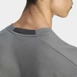 Remera deportiva Adidas Designed For Training de color gris, con cuello redondo, mangas cortas y tecnología AEROREADY para absorción de humedad. Presenta logo de la marca en el pecho y aberturas en los dobladillos laterales.