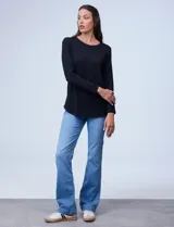 Remera negra de modal con cuello a la base y mangas largas.