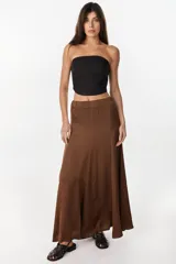 Falda larga visón de caída fluida, confeccionada en viscosa, con pretina elastizada y diseño acampanado.