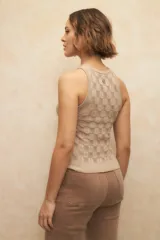 Top tramado color beige, sin mangas y ceñido al cuerpo.