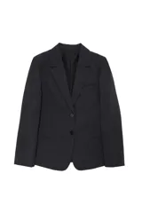 Blazer de corte recto en color gris oscuro, con cuello de solapa, cierre frontal de dos botones y bolsillos laterales con solapa. Cuenta con forro interior.