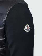 Cárdigan híbrido Moncler con frente acolchado de nylon brillante y mangas y espalda de punto. Presenta cierre frontal completo, cuello alto y parche con logo en la manga.