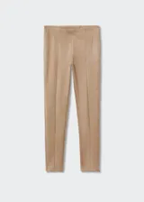 Leggings de efecto gamuza en color beige, con diseño ajustado, costuras frontales verticales y cierre lateral en el bajo.