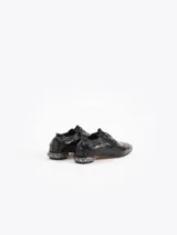 Zapato de cuero vacuno color blanco con acabado arrugado, diseño estilo oxford con detalles perforados, cordones y tacón bajo decorado con pedrería.